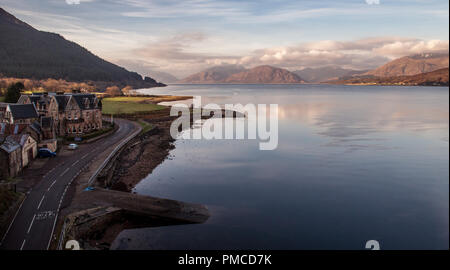 Onich, Ecosse, UK - 15 janvier 2012 : l'A828 route serpente le long des rives du Loch Linnhe et passé l'Onich Hotel, avec les montagnes Banque D'Images