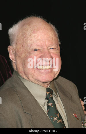 "Le Récit de la Nativité" (Création) Mickey Rooney 11-28-2006 / Academy of Motion Picture Arts and Sciences / Los Angeles, CA / New Line Cinema / Photo par Joseph Martinez - Tous droits réservés référence #  22859 0038PLX pour un usage éditorial uniquement - Tous droits réservés Banque D'Images