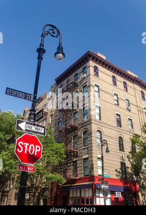 Coin de Bedford Street et de Grove Street, dans le West Village de Manhattan Banque D'Images