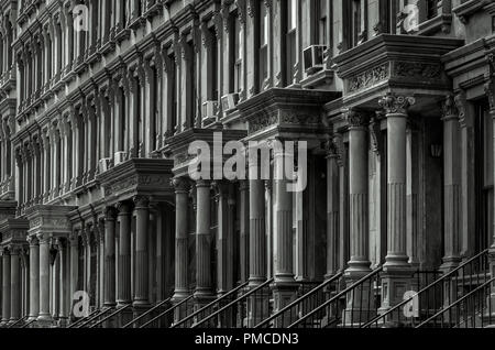 Rangée de maisons Brownstone dans Malcolm X Boulevard, Harlem (New York) Banque D'Images