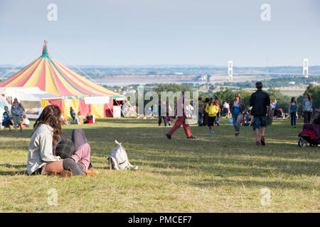Chepstow, Pays de Galles - 16 Août : un jeune couple est assis près du chapiteau et la hausse Avalon jouit de la vue sur la Severn Bridge le 16 août 2015 au Green Ga Banque D'Images