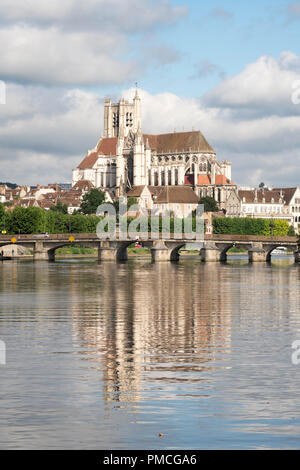 La cathédrale Saint-Étienne reflétée dans l'Yonne, à Auxerre, Bourgogne, France, Europe Banque D'Images