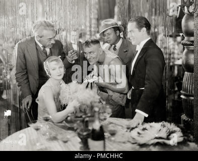 Greta Garbo, Lon Chaney visite l'ensemble de la 'publicité' tentatrice, MGM (encore) 1926 référence #  33636 Fichier 539THA Banque D'Images