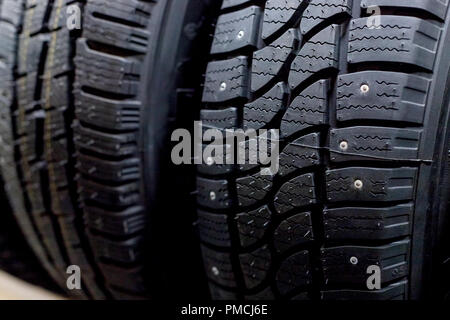 Les pneus de voiture en ligne isolé sur fond noir. des pneus pour roues pneus d'hiver et d'été. Boutique de pièces de rechange pour l'automobile, la vente de pneus et roues pour disques Banque D'Images