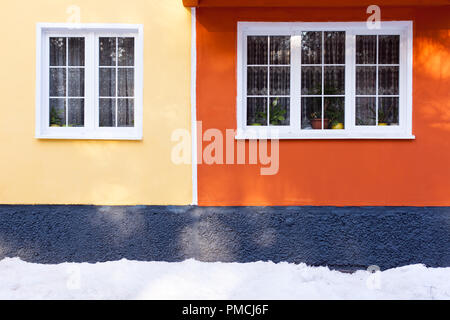 Façade d'un bâtiment résidentiel, une fenêtre avec un cadre blanc et de murs en brique rouge, le minimalisme, la linéarité et la conception propre Banque D'Images
