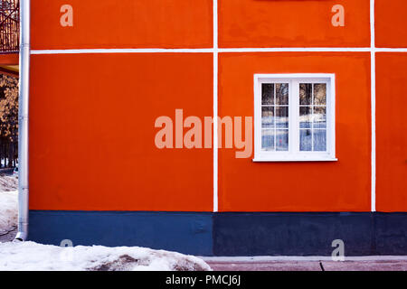 Façade d'un bâtiment résidentiel, une fenêtre avec un cadre blanc et de murs en brique rouge, le minimalisme, la linéarité et la conception propre Banque D'Images