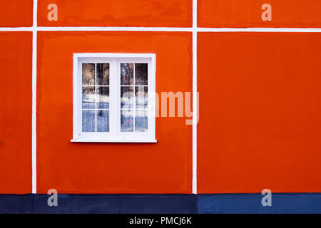 Façade d'un bâtiment résidentiel, une fenêtre avec un cadre blanc et de murs en brique rouge, le minimalisme, la linéarité et la conception propre Banque D'Images