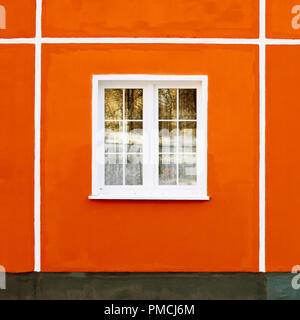 Façade d'un bâtiment résidentiel, une fenêtre avec un cadre blanc et de murs en brique rouge, le minimalisme, la linéarité et la conception propre Banque D'Images