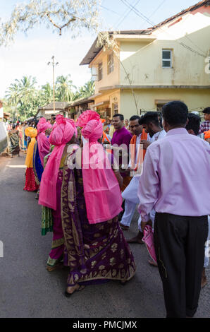 Les femmes d'effectuer au cours de l'fugdi kutumb annuel (famille) Ganesha cérémonie tenue le cortège d'immersion le cinquième jour de Ganesh Chaturthi à Adpai, Goa Banque D'Images