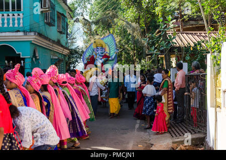 Les femmes d'effectuer au cours de l'fugdi kutumb annuel (famille) Ganesha cérémonie tenue le cortège d'immersion le cinquième jour de Ganesh Chaturthi à Adpai, Goa Banque D'Images