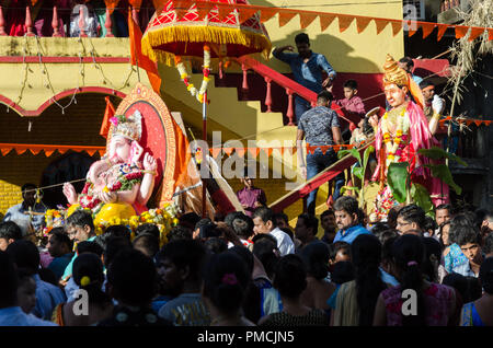 Le kutumb annuel (famille) Ganesha cérémonie tenue le cortège d'immersion le cinquième jour de Ganesh Chaturthi à Adpai, Ponda, Goa, Inde. Banque D'Images