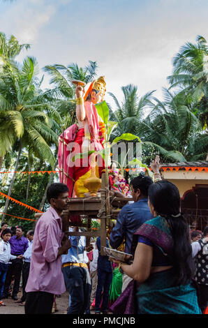 Le kutumb annuel (famille) Ganesha cérémonie tenue le cortège d'immersion le cinquième jour de Ganesh Chaturthi à Adpai, Ponda, Goa, Inde. Banque D'Images