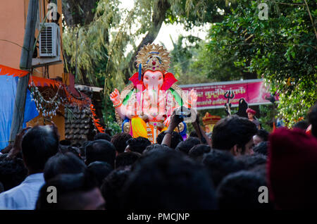 Le kutumb annuel (famille) Ganesha cérémonie tenue le cortège d'immersion le cinquième jour de Ganesh Chaturthi à Adpai, Ponda, Goa, Inde. Banque D'Images