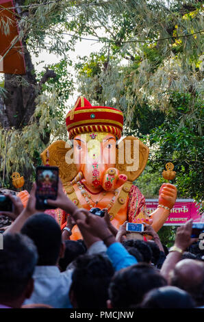 Le kutumb annuel (famille) Ganesha cérémonie tenue le cortège d'immersion le cinquième jour de Ganesh Chaturthi à Adpai, Ponda, Goa, Inde. Banque D'Images