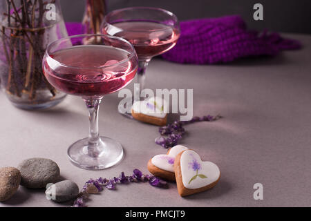 Un verre lilas magique dans un mystérieux établissement soirée Banque D'Images