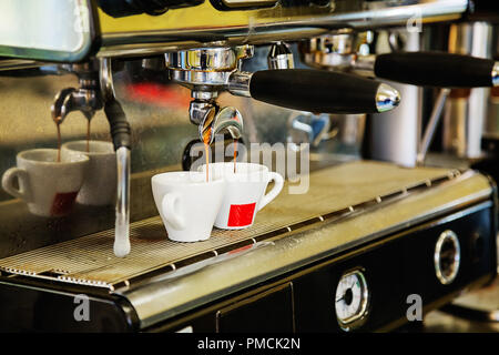 Close-up de verser à partir de la machine à café espresso. Préparation du café professionnel Banque D'Images
