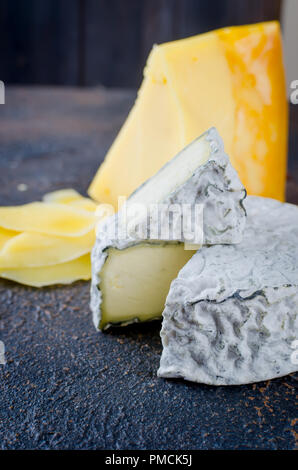Différents types de fromages sur le plateau, assiette de fromage à partir d'un morceau de fromage à pâte dure, de fines tranches de fromage bleu, tête ronde Banque D'Images