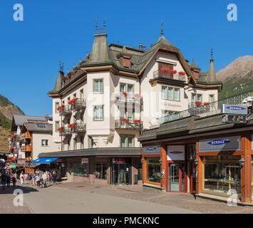 Zermatt, Suisse - 15 septembre 2018 : les bâtiments de la ville, sur la rue Bahnhofstrasse. Zermatt est une municipalité dans le district de Viège dans le SW Banque D'Images