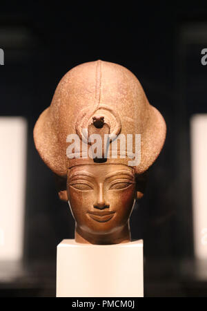 L'Égypte. Chef d'Amenhotep III. Le port de la couronne bleue de l'Égypte. Nouveau Royaume. 18 dynastie, 1386-1349 avant JC. British Museum. Londres. Banque D'Images