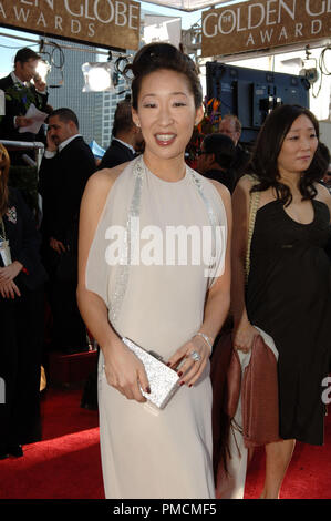 Les arrivées à "La 63e Golden Globe Awards annuels' Sandra Oh porte une robe de Dinnegan Colette 01-16-2006 Référence du dossier #  1081 028PLX pour un usage éditorial uniquement - Banque D'Images