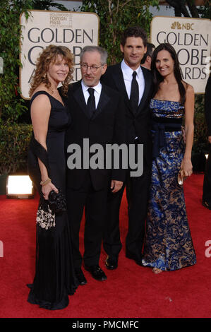 Les arrivées à "La 63e Golden Globe Awards annuels' Steven Spielberg, Kate Capshaw, Eric Bana, Rebecca Gleeson 01-16-2006 Référence #  1081 035PLX pour un usage éditorial uniquement - Banque D'Images