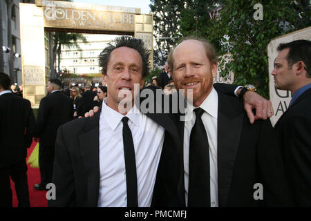 Les arrivées à "La 63e Golden Globe Awards annuels' Brian Grazer, Ron Howard 01-16-2006 Référence #  1081 041PLX pour un usage éditorial uniquement - Banque D'Images