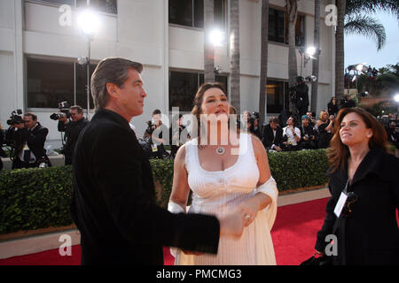 Les arrivées à "La 63e Golden Globe Awards annuels' Pierce Brosnan, Keely Shaye Smith 01-16-2006 Référence #  1081 053PLX pour un usage éditorial uniquement - Banque D'Images