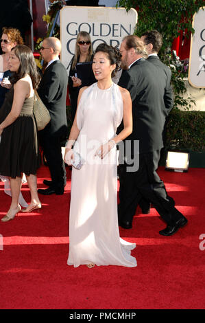 Les arrivées à "La 63e Golden Globe Awards annuels' Sandra Oh porte une robe 01-16-2006 Colette Dinnegan #  de référence de fichier 1081 PLX 097pour un usage éditorial uniquement - Banque D'Images