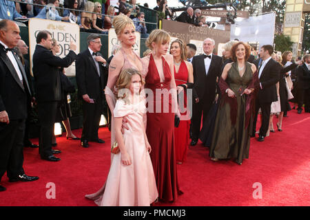 Les arrivées à "La 63e Golden Globe Awards annuels' Melanie Griffith avec Dakota Johnson et filles Stella Banderas 01-16-2006 Référence #  1081 105PLX pour un usage éditorial uniquement - Banque D'Images