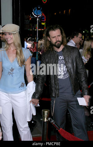 'Aubaine' Premiere 4-22-2004 Rob Zombie et Sheri Moon Photo par Joseph Martinez / PictureLux 21807 Numéro de référence de dossier 0159PLX pour un usage éditorial uniquement - Tous droits réservés Banque D'Images