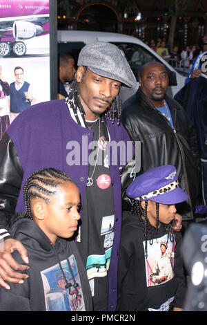 Âme Premiere 5-17-2004 Snoop Dogg avec les enfants la photo de Joseph Martinez - Tous droits réservés référence #  21813 0166PLX pour un usage éditorial uniquement - Banque D'Images