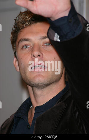 11-22-2004 Une Premiere Jude Law Photo par Joseph Martinez / fichier PictureLux 0088 référence #  22014-picturelux pour un usage éditorial uniquement - Tous droits réservés Banque D'Images