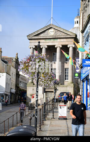 La Lloyds Bank dans le Old Market House, marché juif Street, Penzance, Cornwall, UK Banque D'Images