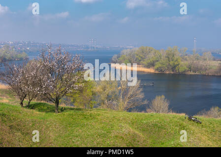 Dpring ukrainien paysage avec vue sur la périphérie de la ville la plus proche de Dnipro hills Banque D'Images