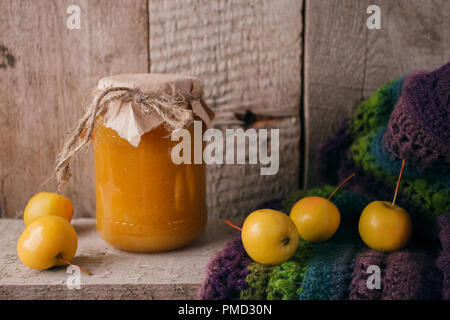 Confiture de pommes maison de banque dans le contexte de l'automne avec des pommes mûres et feuilles vertes sur la vieille table en bois, copy space Banque D'Images