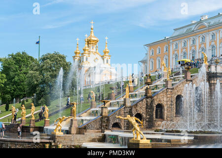 Saint-pétersbourg, RUSSIE - 03 juin 2018 : photo horizontale de grande cascade fontaine à Peterhof, situé à St Petersburg, Russie Banque D'Images