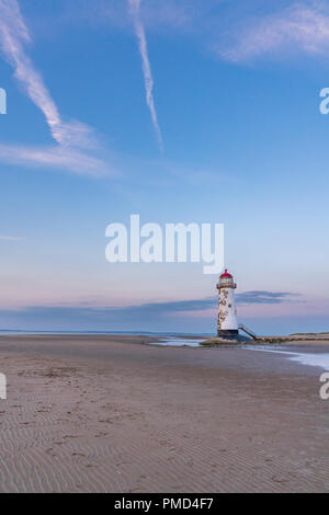 Les nuages du soir au point de phare de Talacre près d'Ayr, Flintshire, Pays de Galles, Royaume-Uni Banque D'Images