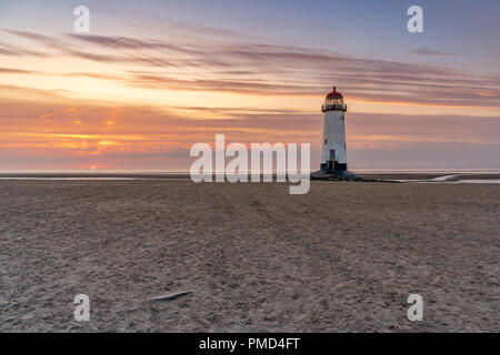 Les nuages du soir au point de phare de Talacre près d'Ayr, Flintshire, Pays de Galles, Royaume-Uni Banque D'Images