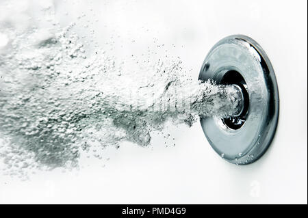 Buse d'un souffle de l'air sous l'eau dans un bain à remous. Banque D'Images