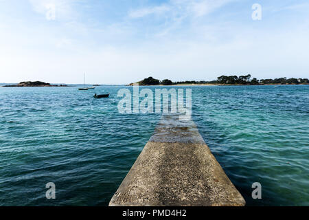 Un chemin inondé d'une île dans l'Atlantique français. Banque D'Images