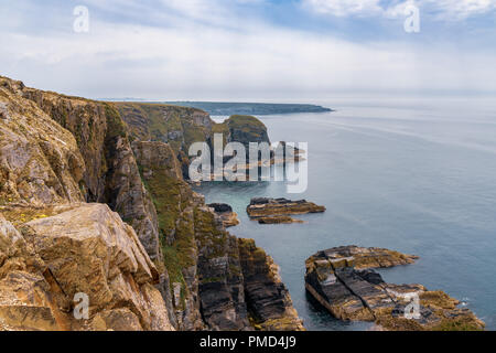 Falaises de la côte d'Anglesey près de phare de South Stack avec le sein d'Abraham dans l'arrière-plan, Gwynedd, Pays de Galles, Royaume-Uni Banque D'Images