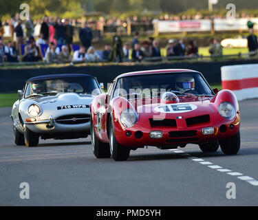 Niklas Halusa, Emanuele Pirro, Ferrari 250 GT Breadvan, Jon Minshaw, Phil, vif, Jaguar E-Type, Kinrara, Trophée GT cockpit fermé, Goodwood R Banque D'Images