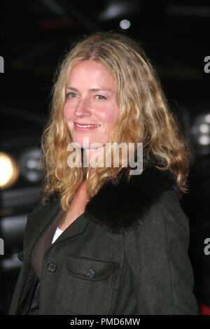 Friday Night Lights Premiere 10-06-04 Elizabeth Shue Photo par Joseph Martinez / PictureLux 21978 Numéro de référence de dossier 0193PLX pour un usage éditorial uniquement - Tous droits réservés Banque D'Images