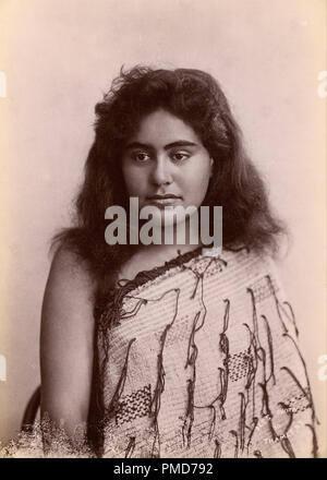 Femme maorie, Thames, en Nouvelle-Zélande. Date/période : 1890 - 1900. Photographie. L'albumine. Hauteur : 192 mm (7,55 in) ; Largeur : 139 mm (5,47 in). Auteur : Arthur James Iles. Banque D'Images