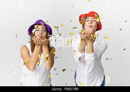 Copines parti de confettis et de chapeaux colorés. Il est temps de relaxation et de danse Banque D'Images