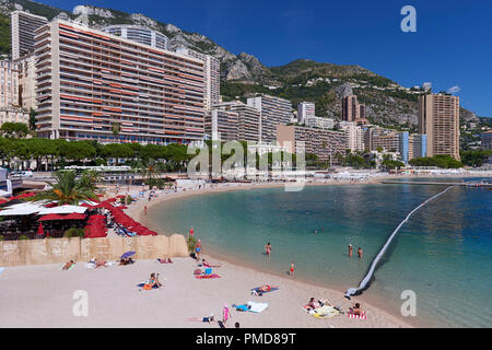 Monaco : plage du Larvotto et bâtiments le long du front de mer Banque D'Images