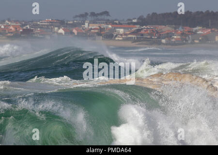 Haut de grandes vagues de la mer près de la côte nord du Portugal. Point sur le premier plan. Banque D'Images