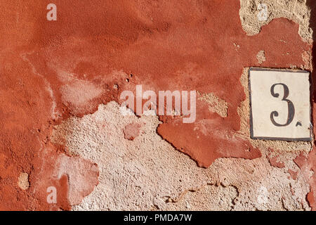 Numéro de maison 3 connexion sur un vieux mur en ruine maison italienne Banque D'Images