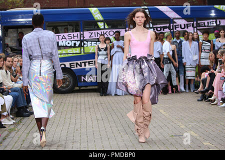 Modèles sur le podium lors de la Natasha Zinko London Fashion Week 2018 Spectacle au bureau de tri postal de Chelsea à Londres. PRESS ASSOCIATION. Photo date : mardi 18 septembre 2018. Crédit photo doit se lire : Isabel Infantes/PA Wire Banque D'Images