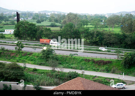 Voitures, camions DÉMÉNAGEMENT SUR LE MUMBAI PUNE EXPRESSWAY, INDE Banque D'Images